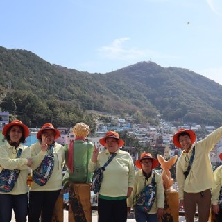 감천문화마을의 명물인 어린왕자 동상을 배경으로 다같이 찍은 기념사진