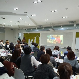 많은 사람들이 서구장애인복지관의 주간활동서비스 영상을 보고 있는 사진