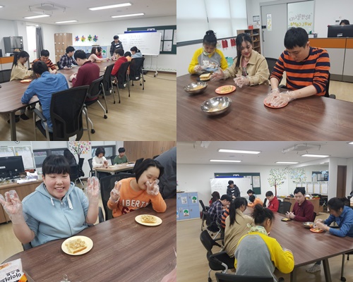 이용자들이 요리체험을 진행하며 즐거워 하는 모습