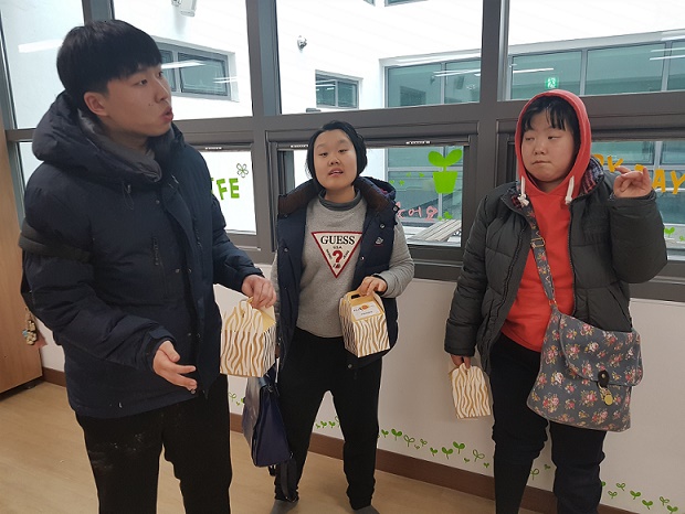 이용자들이 만든 송편들 가지고 집에 갈 준비를 하고 있다.