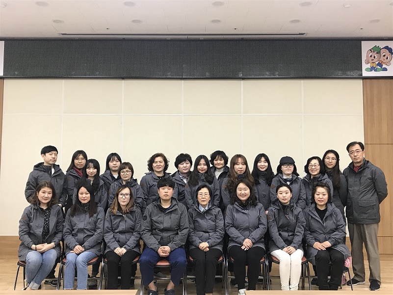 서구장애인복지관 직원들이 단체복을 입고 찍은 기념사진