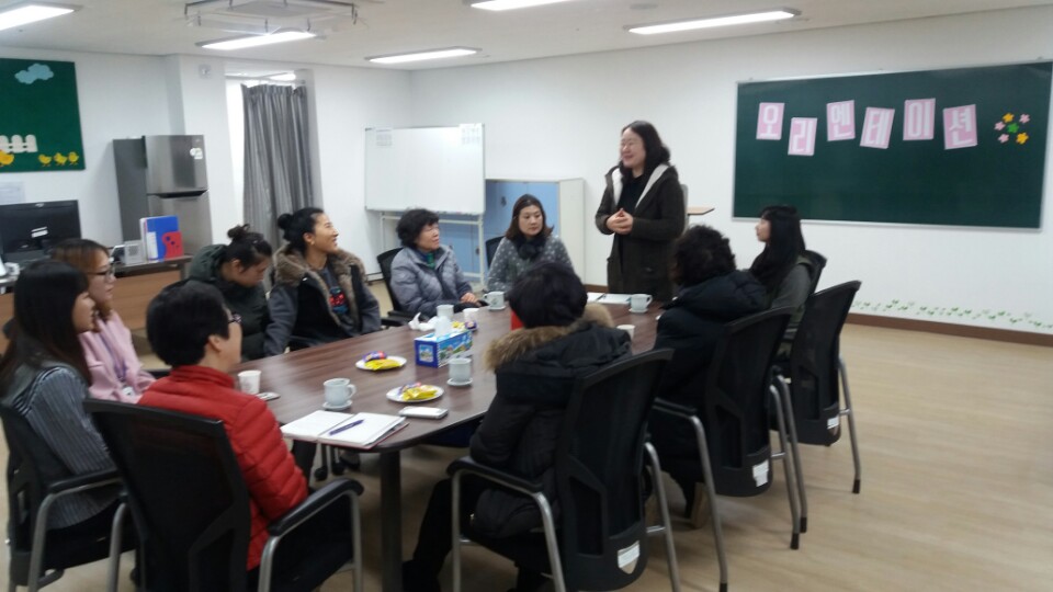 주간보호센터 이용 위해 방문한 부모님들에게 관련 내용에 대해 오리엔테이션을 진행하고 있다.