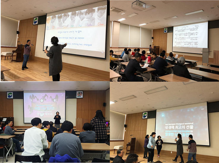 이용자들이 희망하는 노래를 배우며 함께 즐겁게 프로그램에 참여하고 있는 모습
