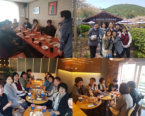 커피숍 내부에서 간담회를 진행하고 있는 모습