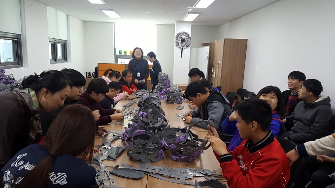 직업재활실에서 한솔학교 학생들이 직접 직업재활 프로그램을 경험해보고 있다.