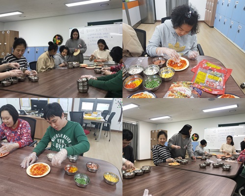 이용자들이 손에 비닐장갑을 끼고 피자만들기 체험을 하고 있는 모습