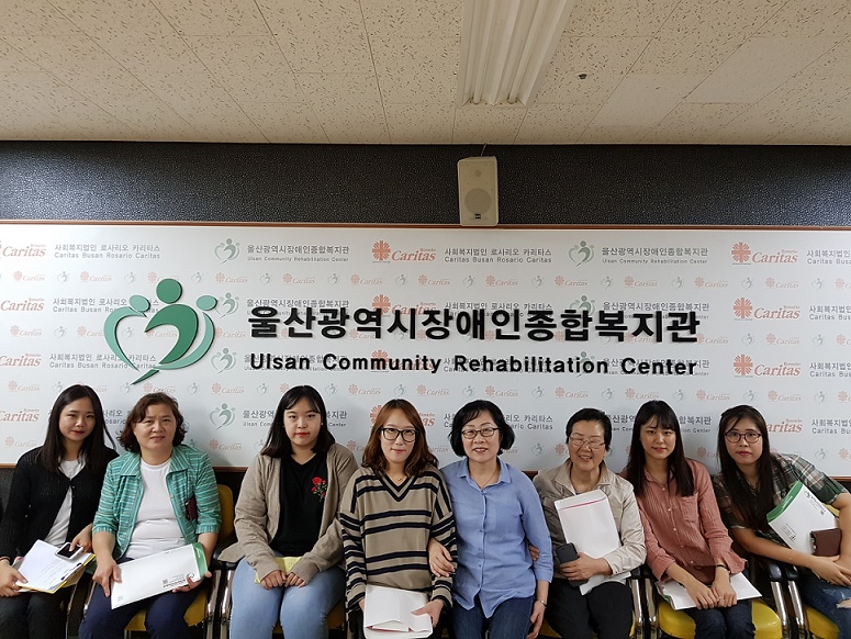 울산시 장애인종합복지관 앞에서 직원들이 함께 단체사진을 찍고 있다.
