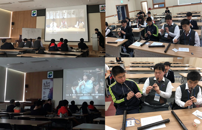 영상을 보며 전통악기를 배우고 직접 단소를 불어보고 있는 모습