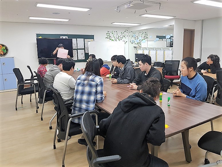 이용자들이 공예체험을 위해 강사의 설명을 듣고 있는 모습