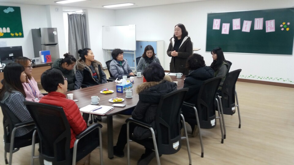 주간보호센터 이용 위해 방문한 부모님들에게 관련 내용에 대해 오리엔테이션을 진행하고 있다.