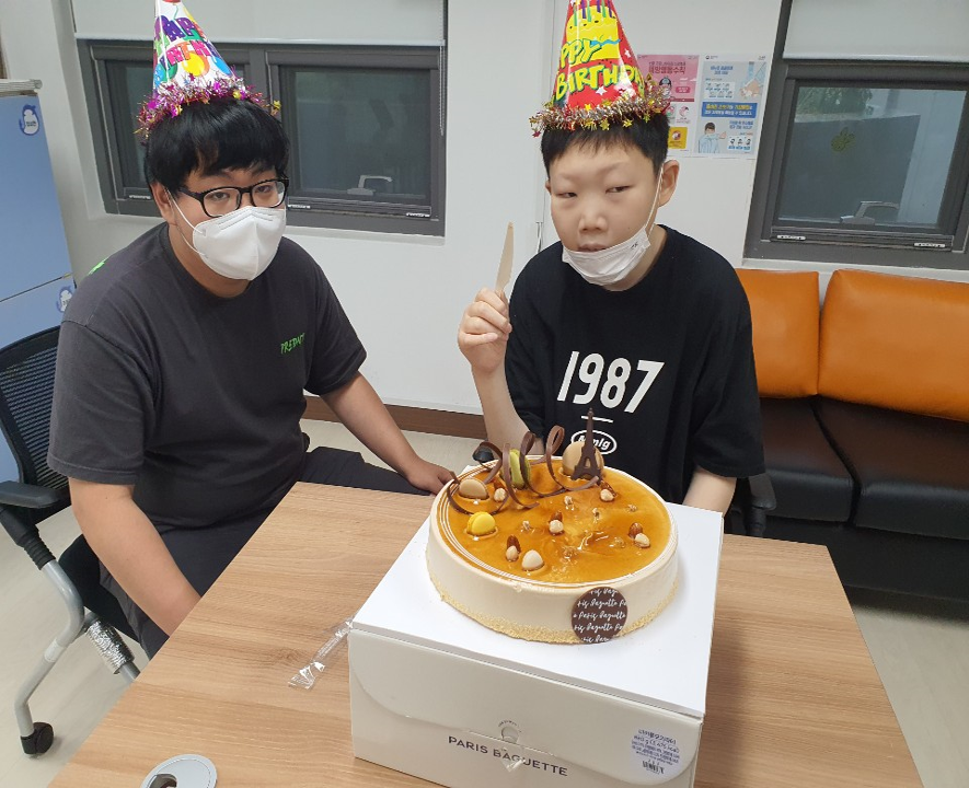 6월의 생일자 김상*씨와 사회복무요원
