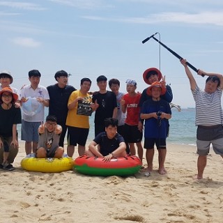 패럴스마트폰 영화제작을 위해 송도해수욕장을 찾은 참여자들이 스텝들과 함께 포즈를 취하며 찍은 기념 사진