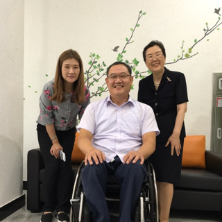 복지관 이경원 사무국장과 인권교육강사, 박차희 관장이 정면을 바라보며 웃고 있는 사진 