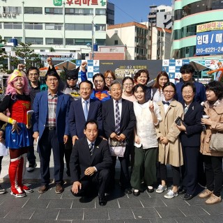 2017 서구 복지박람회를 맞아 무대 앞에서 단체사진을 찍고 있다.