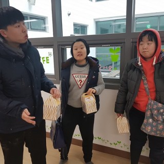 이용자들이 만든 송편들 가지고 집에 갈 준비를 하고 있다.