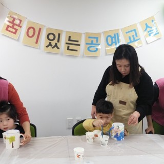 공예교실 강사와 어린이집 선생님들이 아이들에게 만드는 법을 알려주고 있다.