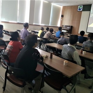 지역주민들과 이용자들이 한 곳에 모여 영화를 관람하고 있다.