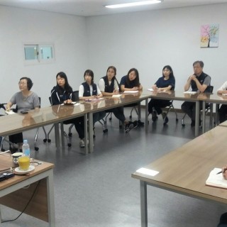 복지관 내 2층 집단활동실에서 직원교육을 진행하고 있는 사진.