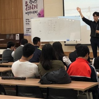 국악교실 강사가 수강생들에게 단소의 사용법을 알려주고 있는 모습
