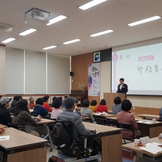 장애인 문화복지 아카데미를 축하하기 위해 내빈이 축사를 하고 있는 모습