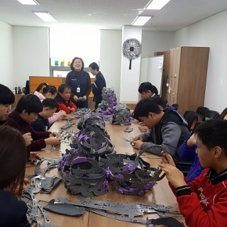 직업재활실에서 한솔학교 학생들이 직접 직업재활 프로그램을 경험해보고 있다.