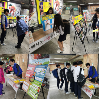 동대신역 내에서 장애인식개선캠페인을 진행하고 있다. 지나가던 행인들이 관심을 가지고 살펴보고 있다.