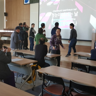 이용자들이 모여 마이크를 잡고 노래를 부르고 있고, 무대에서는 이용자들이 춤을 추고 있다.