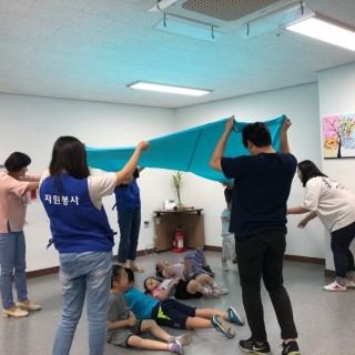 무용교실에 참여한 아이들이 바닥에 누워 프로그램을 즐기고 있는 모습