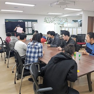 이용자들이 공예체험을 위해 강사의 설명을 듣고 있는 모습