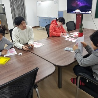 이용자들이 미술활동 프로그램을 진행하고 있다.