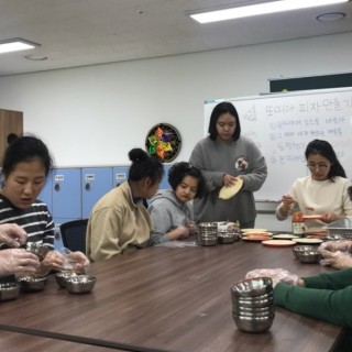 이용자들이 손에 비닐장갑을 끼고 피자만들기 체험을 하고 있는 모습