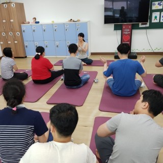 이용자들이 요가를 하기 위해 요가매트 위에 앉아 있는 모습